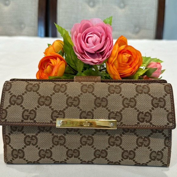 Gucci Handbags - Authentic Gucci wallet